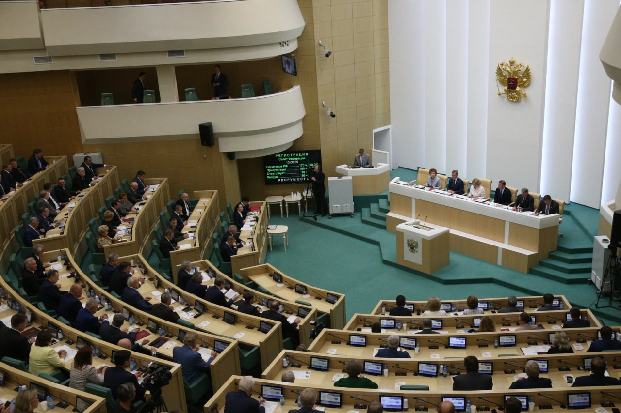 Совет Федерации одобрил закон, дающий президенту право вводить спецмеры на финрынке
