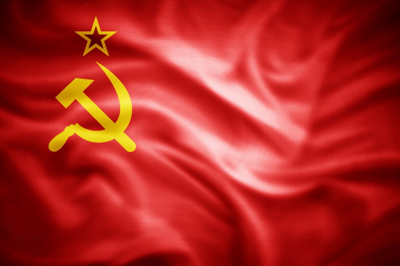В Госдуму внесли законопроект, предлагающий установить флаг СССР флагом России