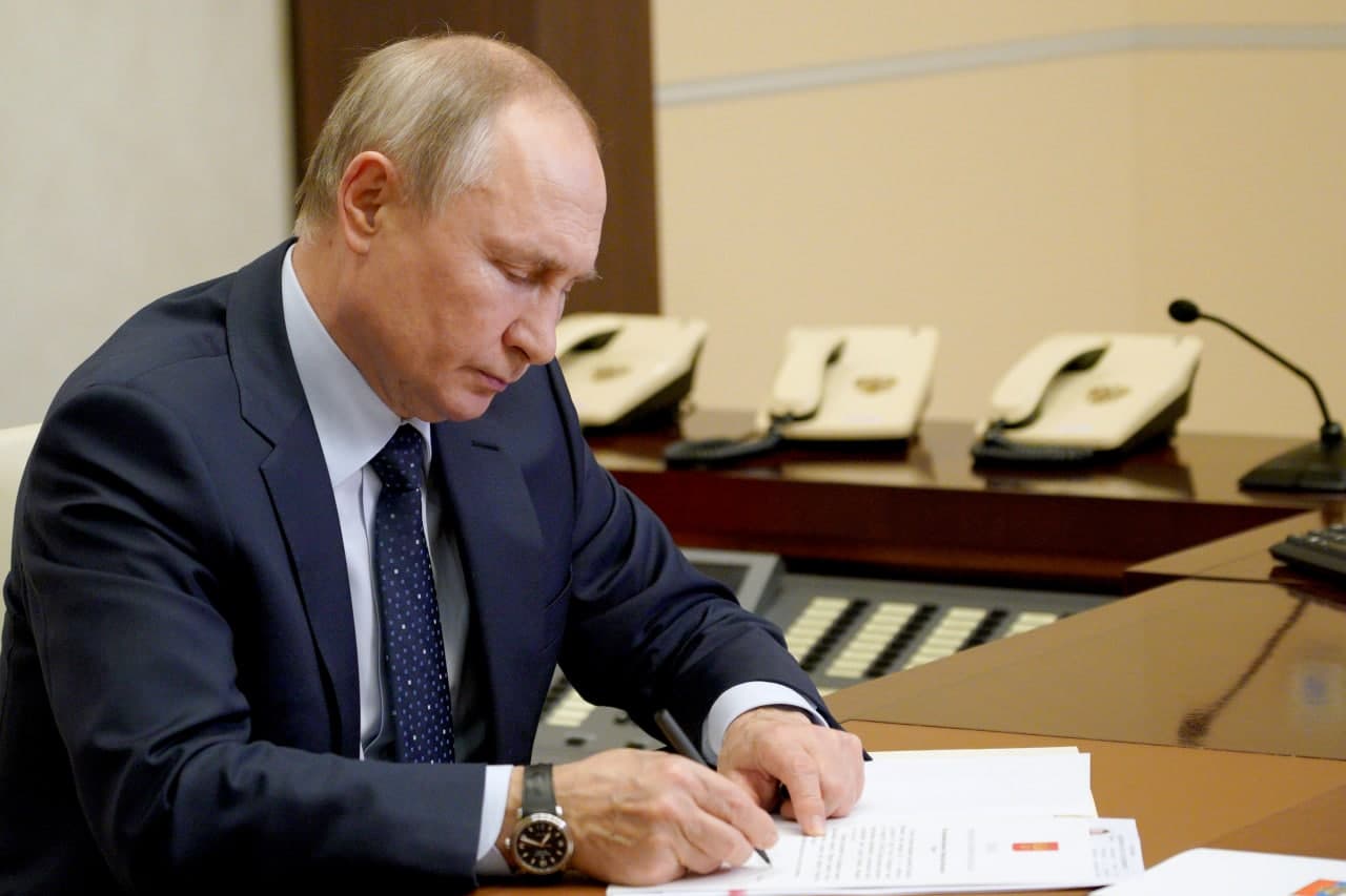 Владимир Путин подписал закон о наказании за неуплату алиментов