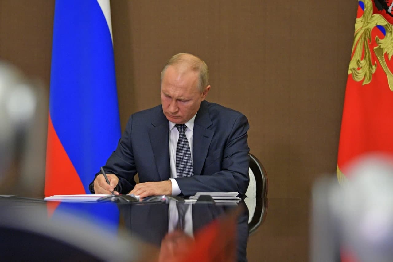 Владимир Путин подписал закон, дающий право нотариусам получать сведения о регистрации смерти из ЕГР ЗАГС