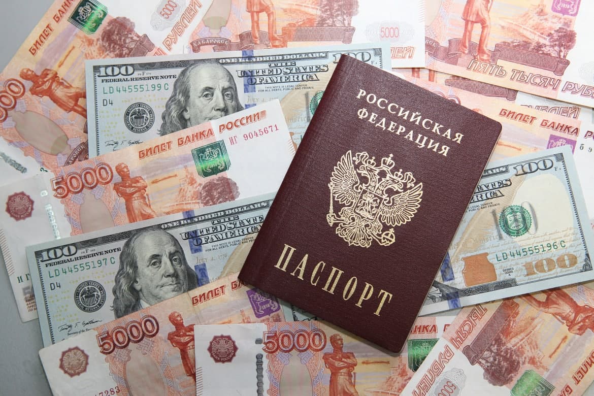 В Казани мошенник, предъявив в банке паспорт на имя владельца счета, похитил более 260 тыс. долларов США