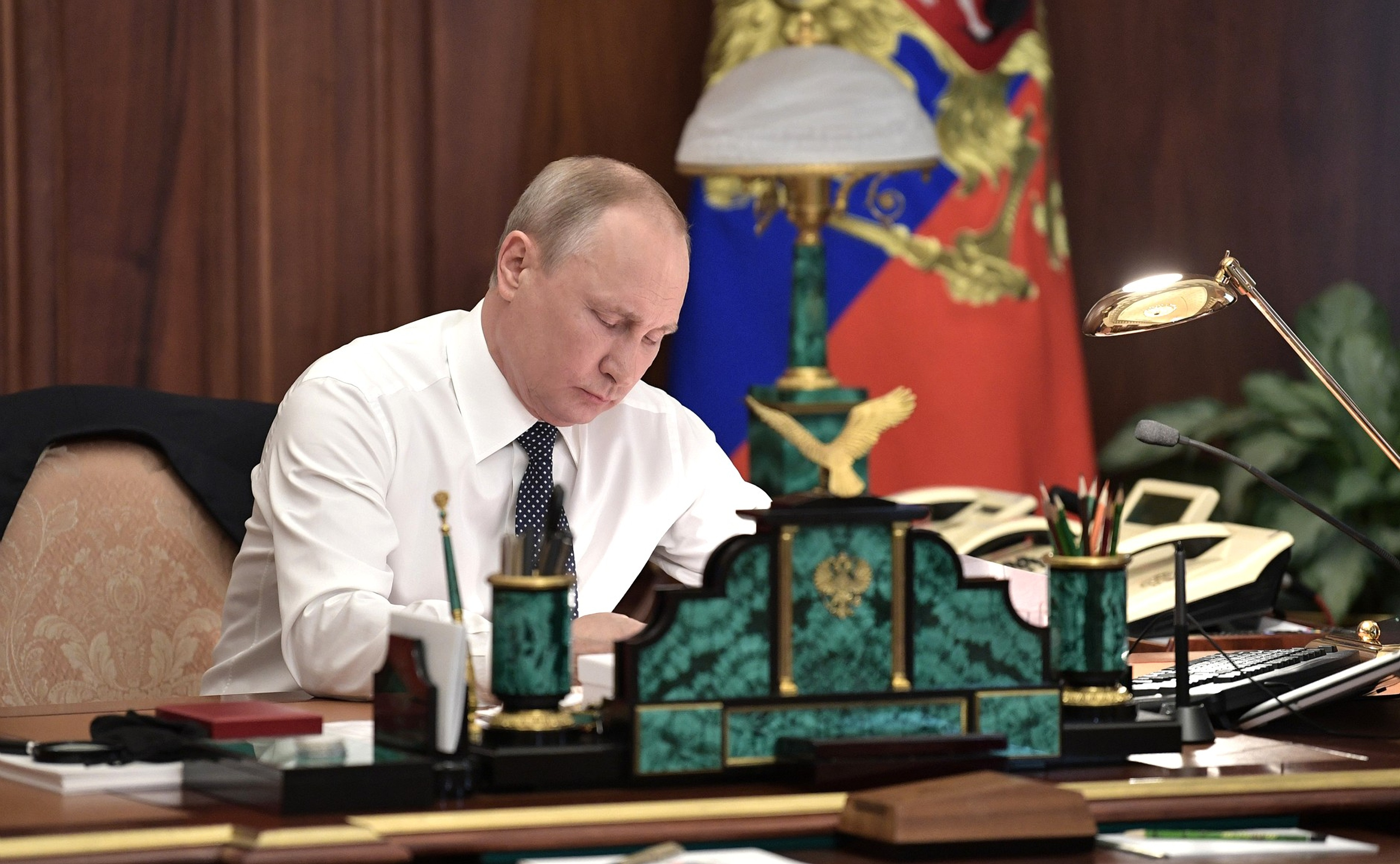 Владимир Путин подписал закон, вносящий изменения в правила применения кадастровой стоимости