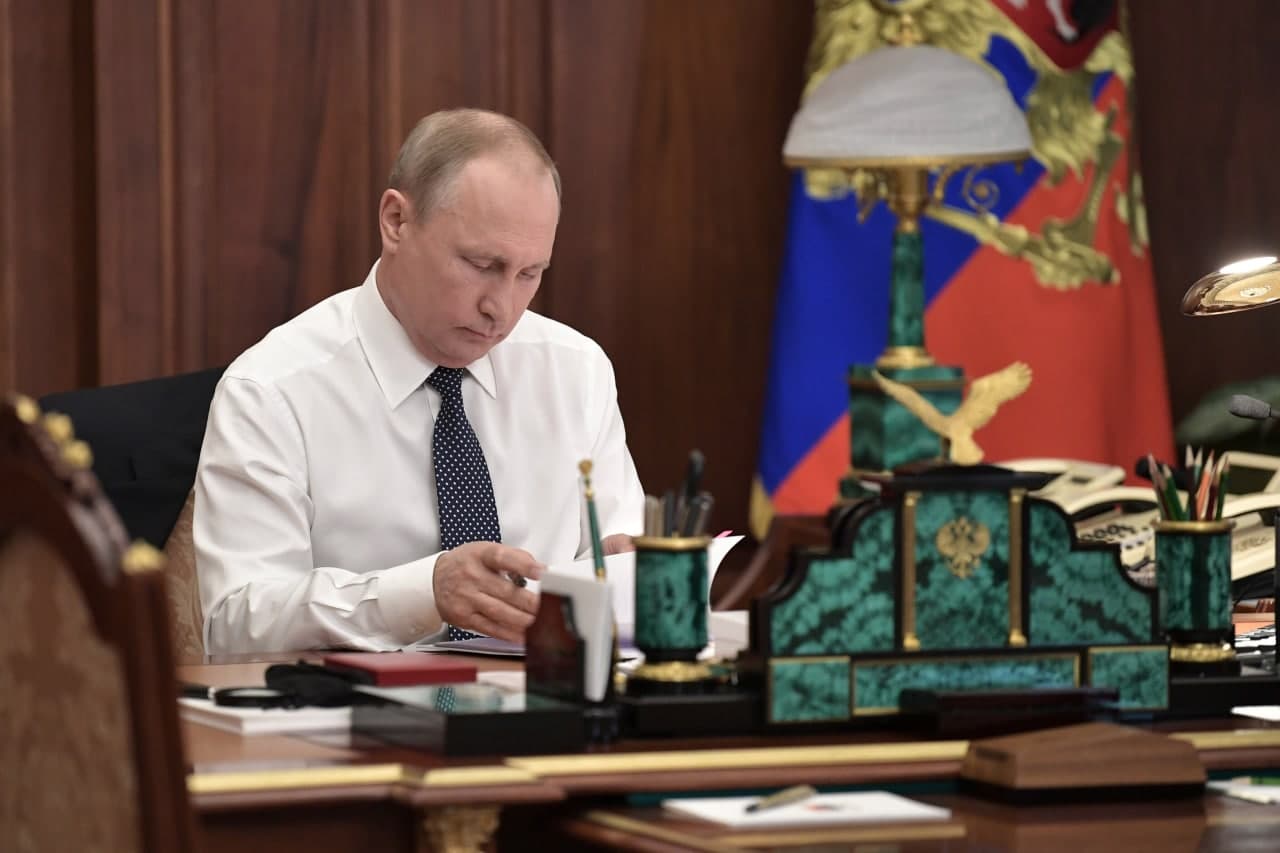 Владимир Путин подписал закон, вносящий изменения в ФЗ «О порядке выезда из РФ и въезда в РФ»