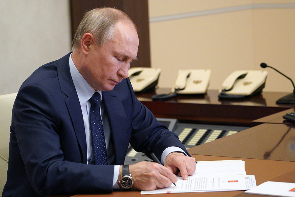 Путин подписал закон, который вносит изменения в закон «О госрегистрации юрлиц и ИП» и в ст. 80 Основ законодательства о нотариате
