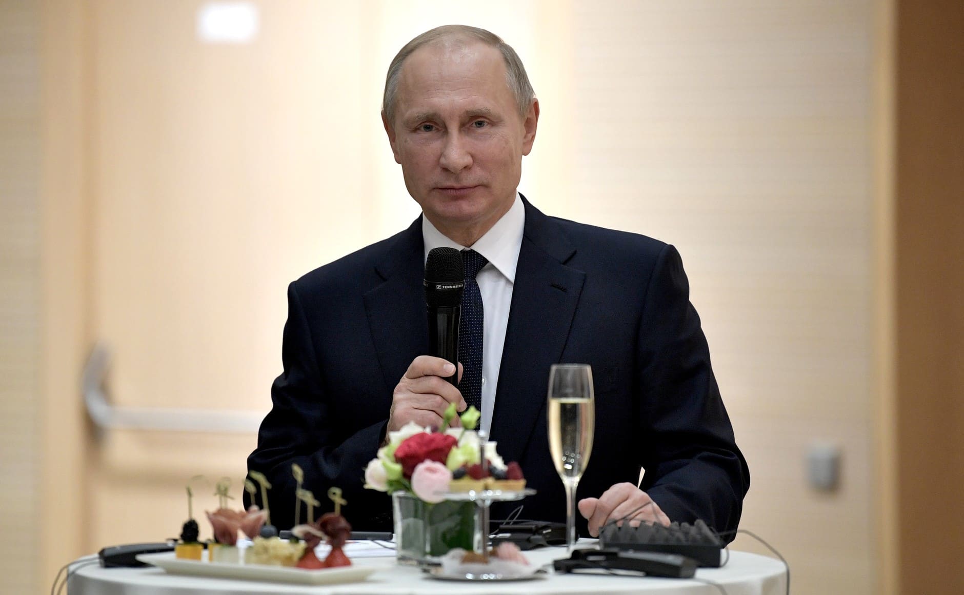 Владимир Путин поздравил нотариусов с профессиональным праздником