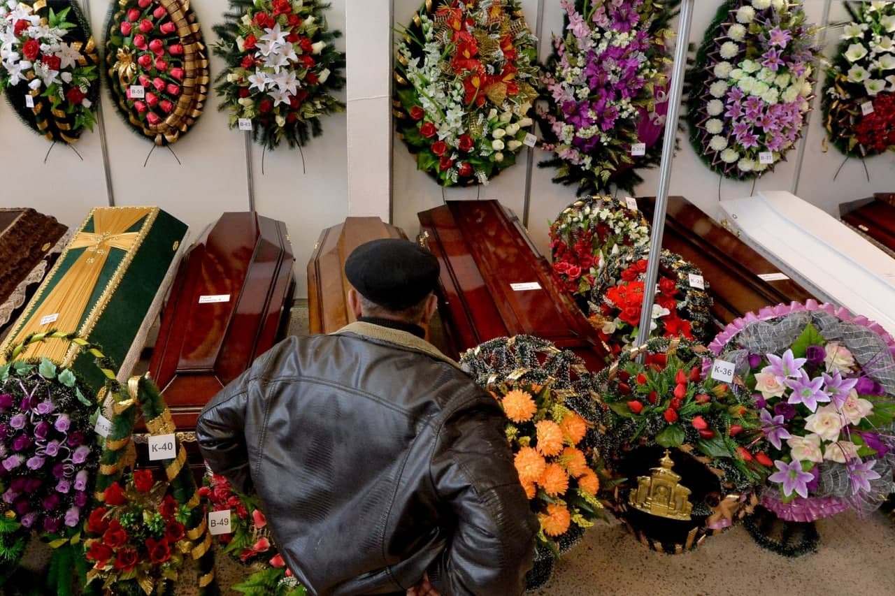 Эксперты считают, что государству необходимо взять под контроль похоронный бизнес в России